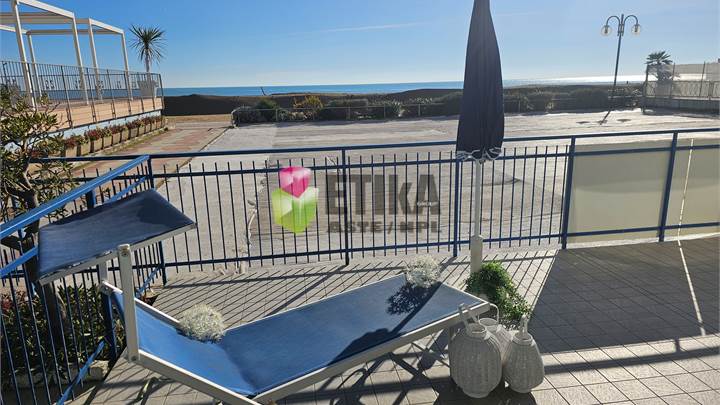 Fronte Mare introvabile appartamento con terrazzo