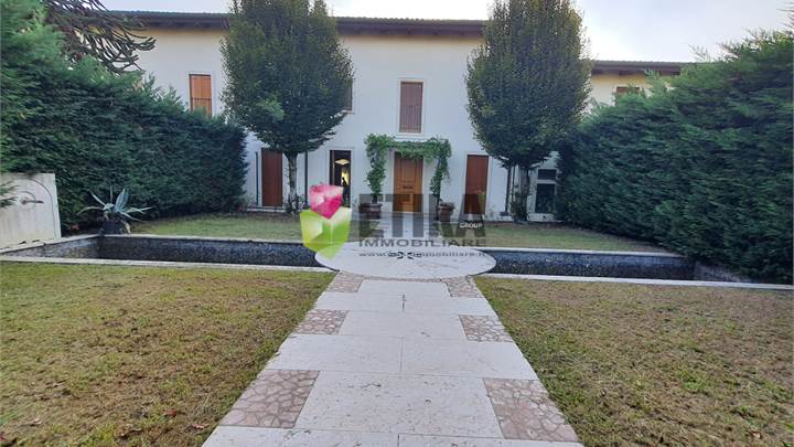 VENDESI VILLA CON GIARDINO IN CONTESTO ESCLUSIVO A VICENZA